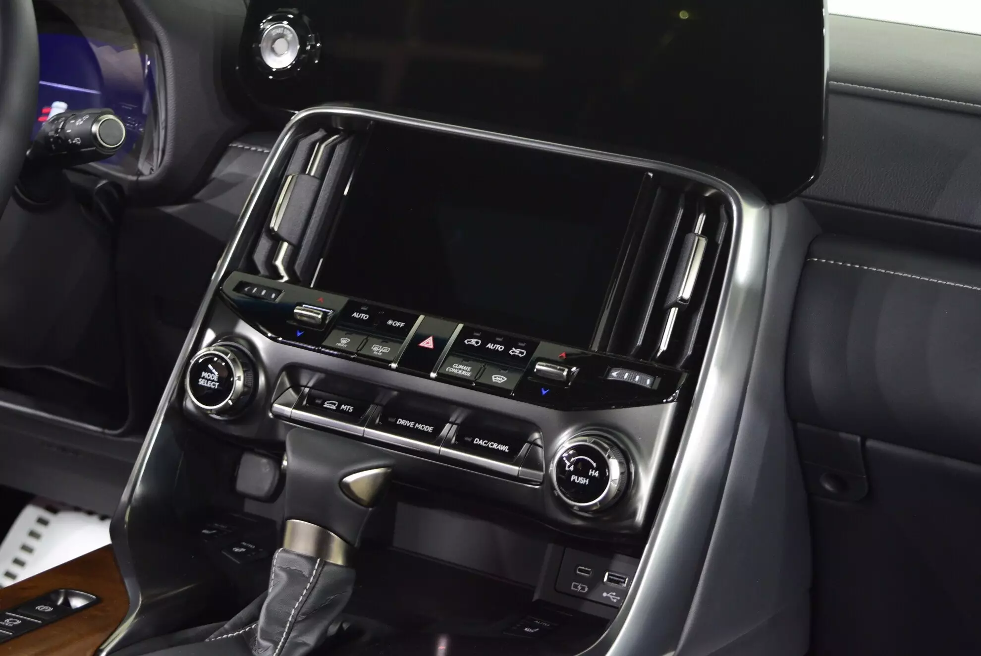 Автосалон: Lexus LX
