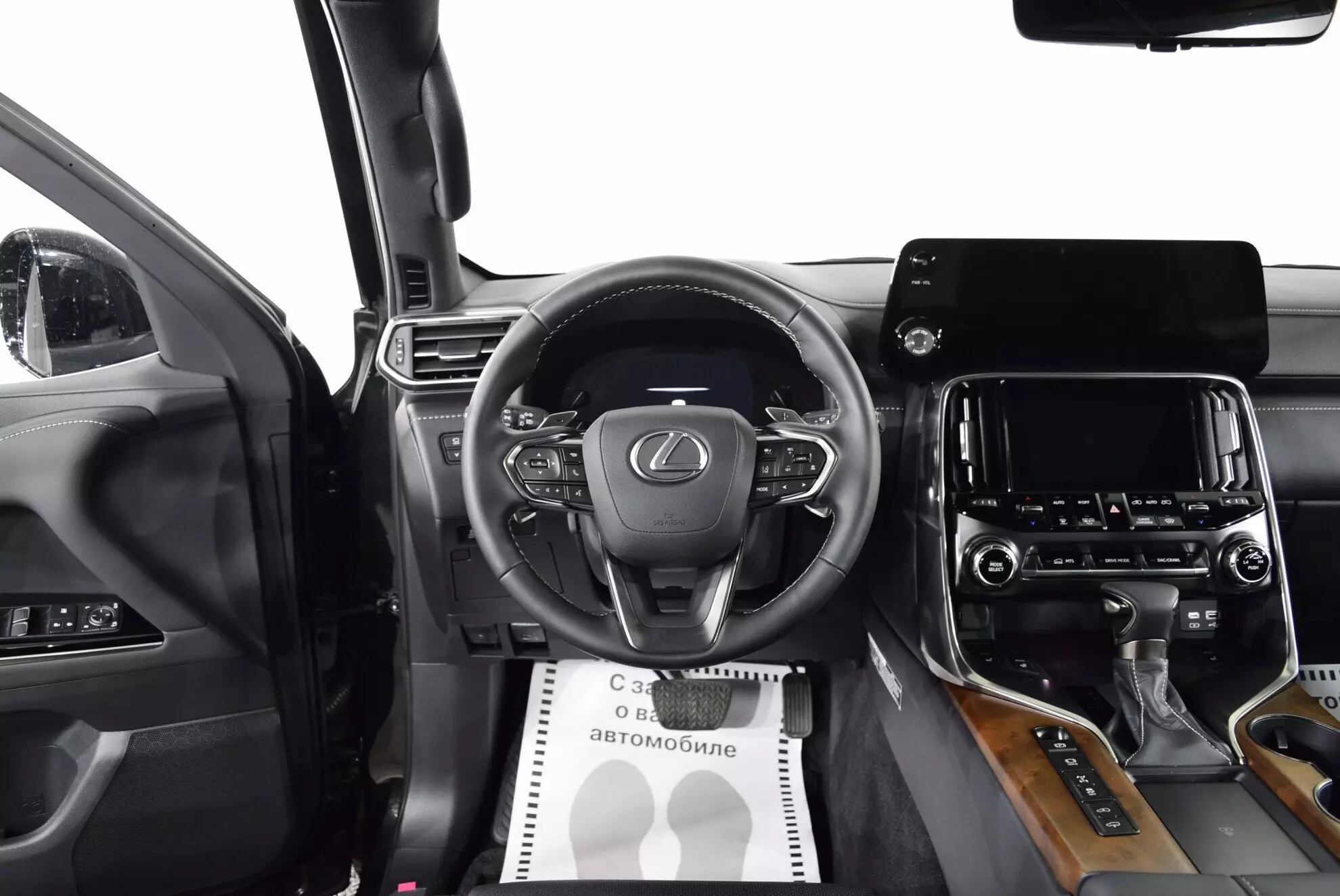 Автосалон: Lexus LX