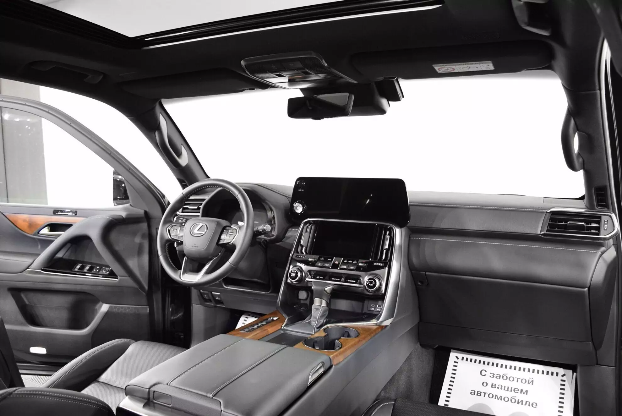 Автосалон: Lexus LX