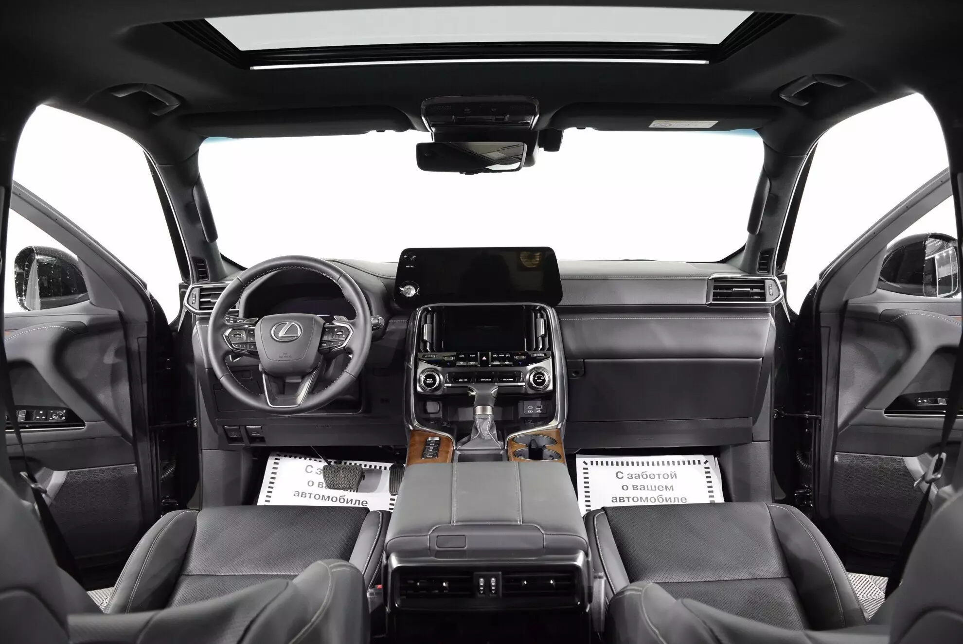 Автосалон: Lexus LX
