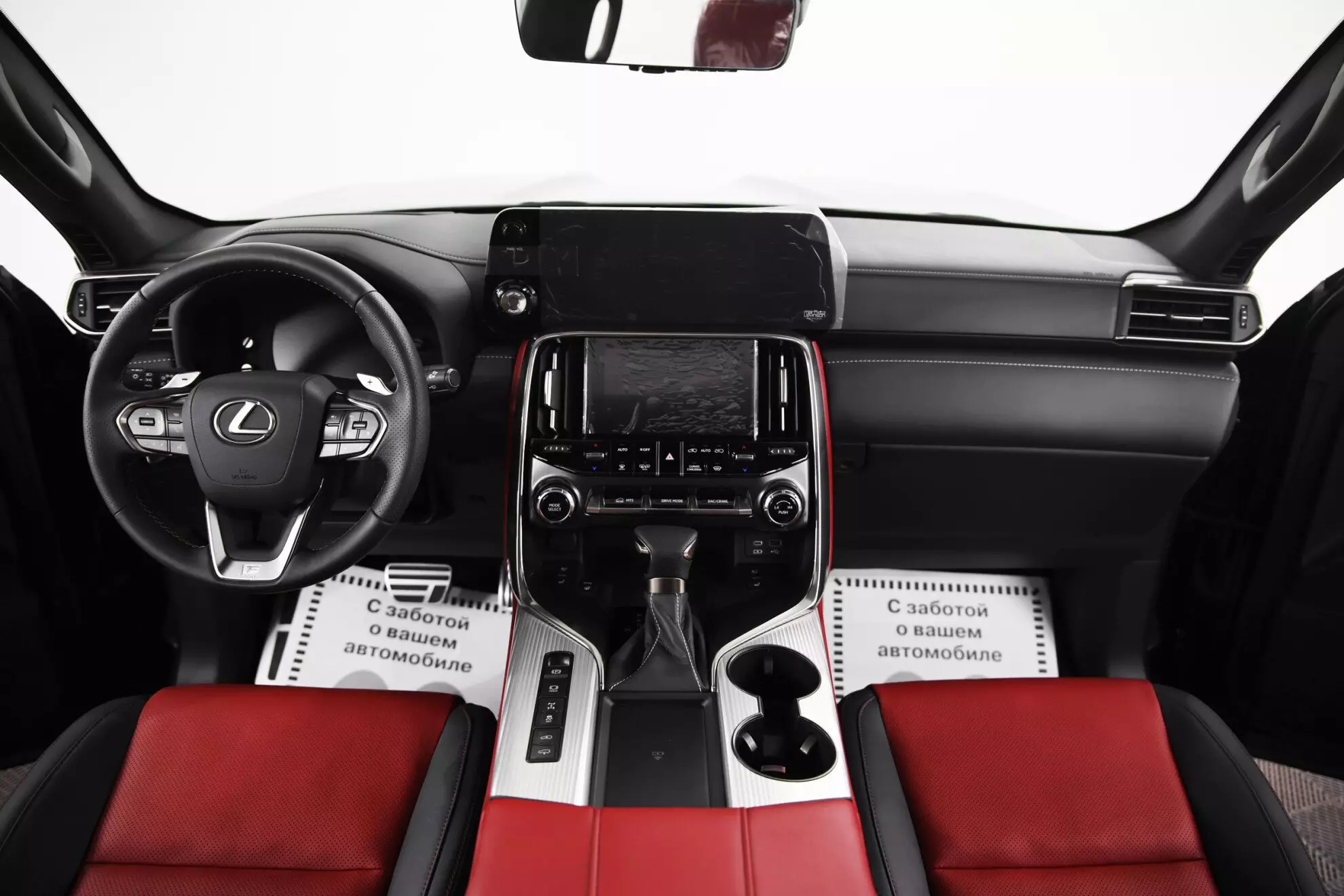 Автосалон: Lexus LX