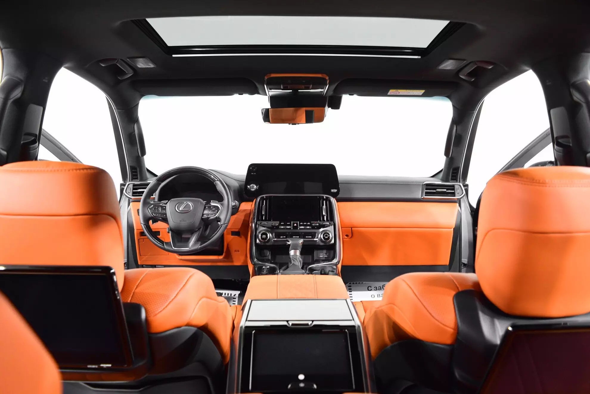 Автосалон: Lexus LX
