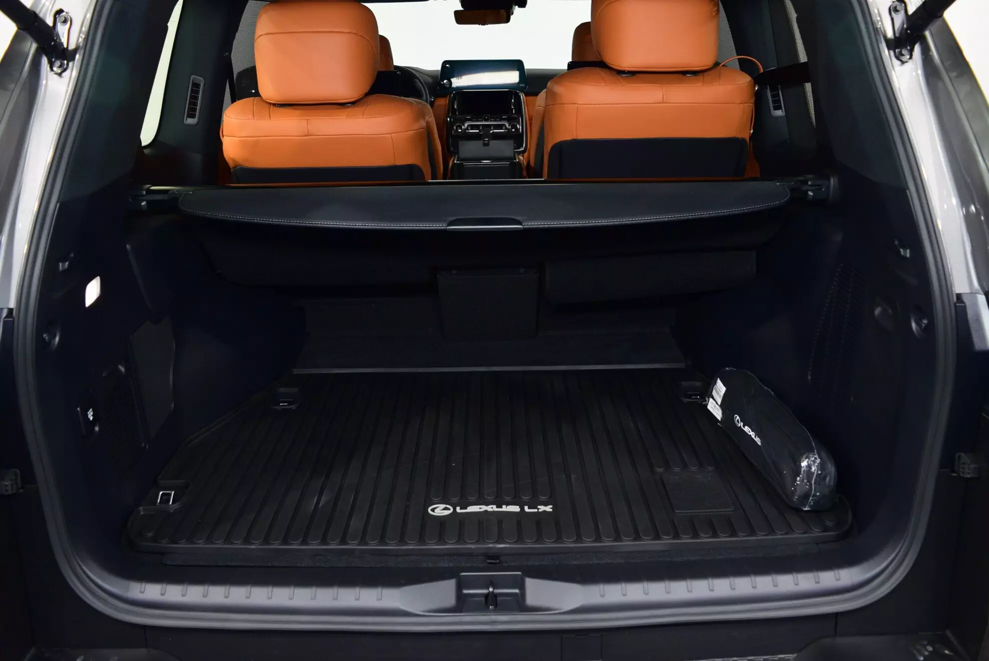 Автосалон: Lexus LX