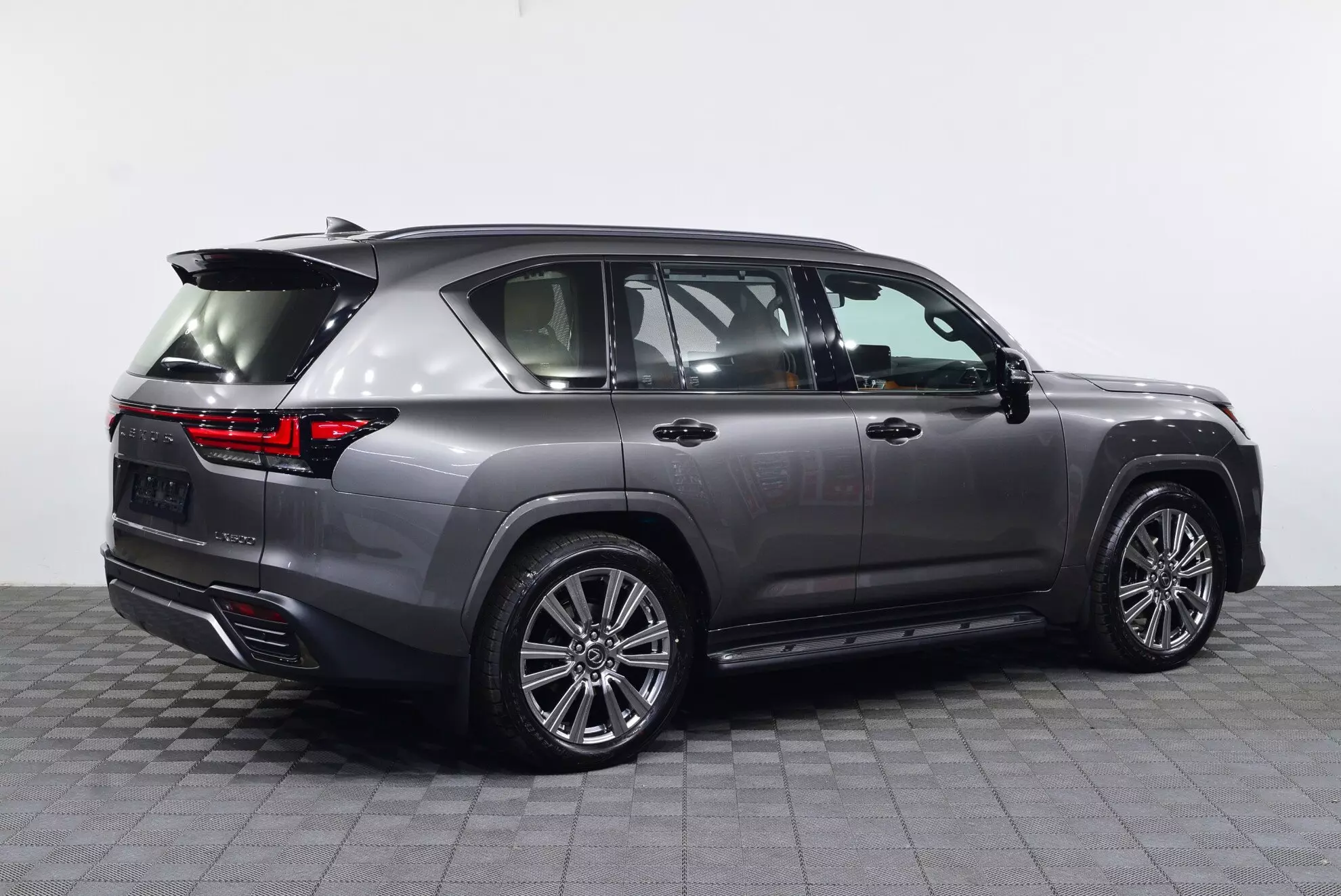 Автосалон: Lexus LX