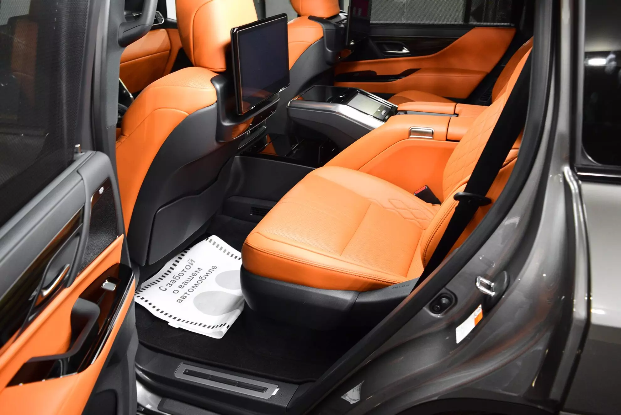 Автосалон: Lexus LX