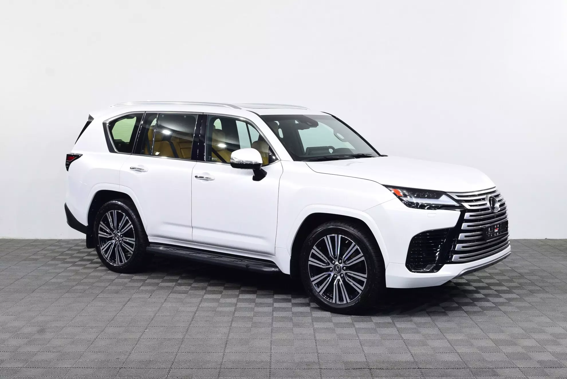 Автосалон: Lexus LX