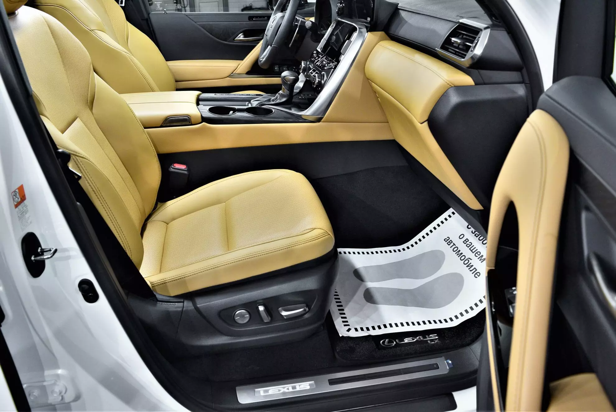 Автосалон: Lexus LX
