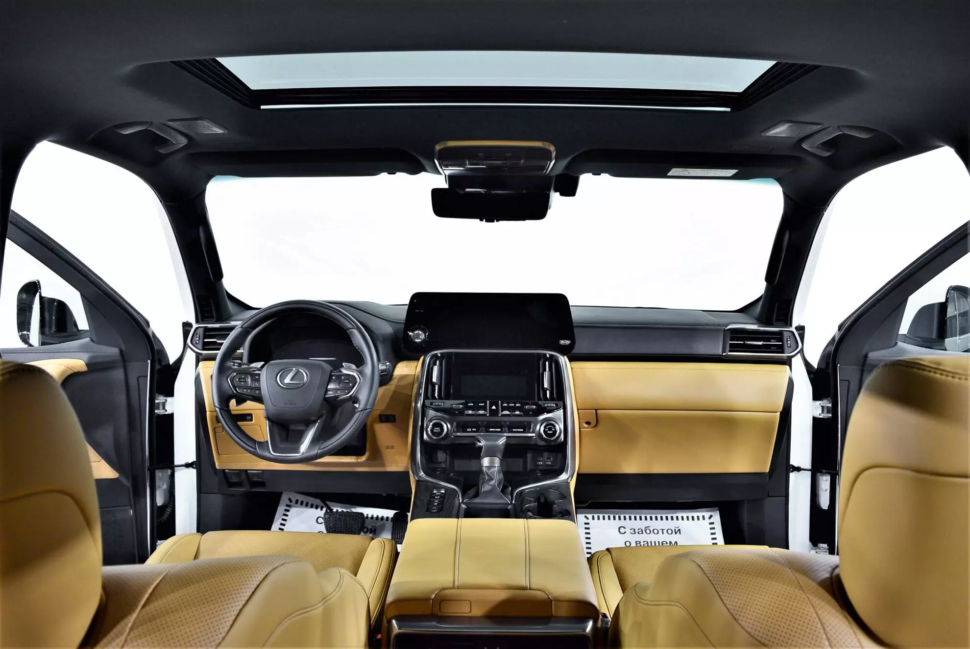 Автосалон: Lexus LX