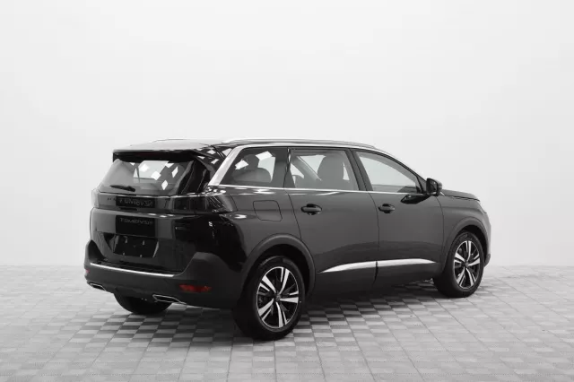 Автосалон: Peugeot 5008