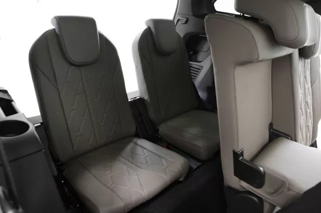 Автосалон: Peugeot 5008