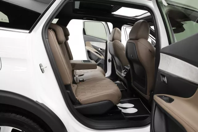 Автосалон: Peugeot 5008