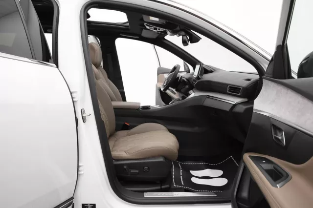 Автосалон: Peugeot 5008