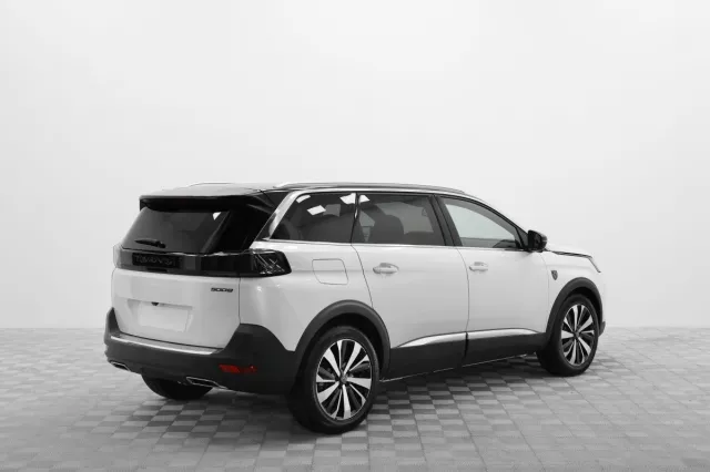 Автосалон: Peugeot 5008