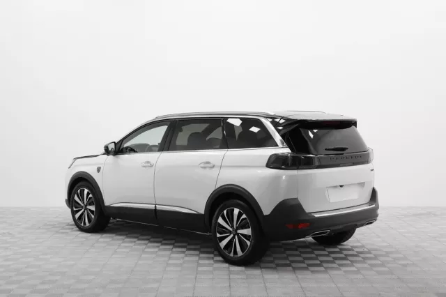 Автосалон: Peugeot 5008