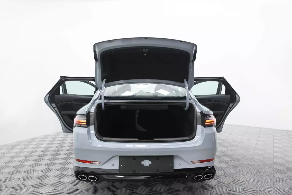 Автосалон: Geely Preface