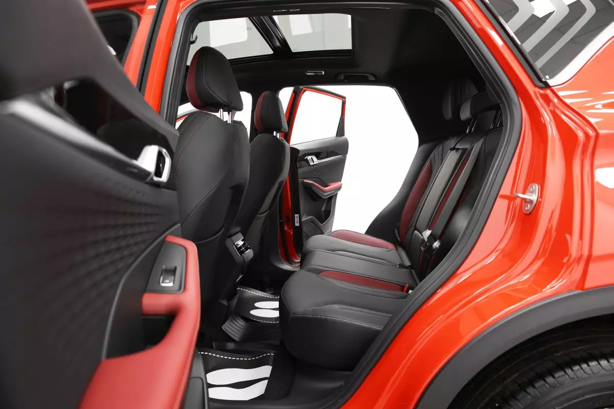 Автосалон: Geely Coolray