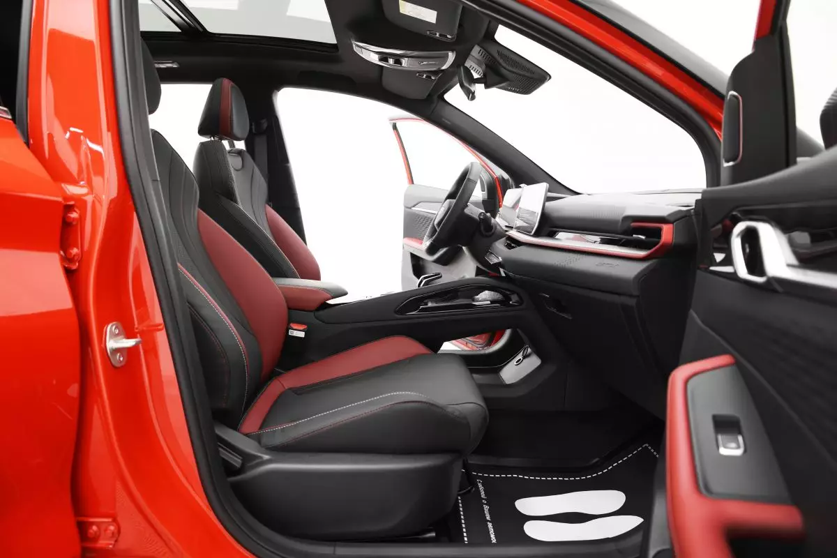 Автосалон: Geely Coolray