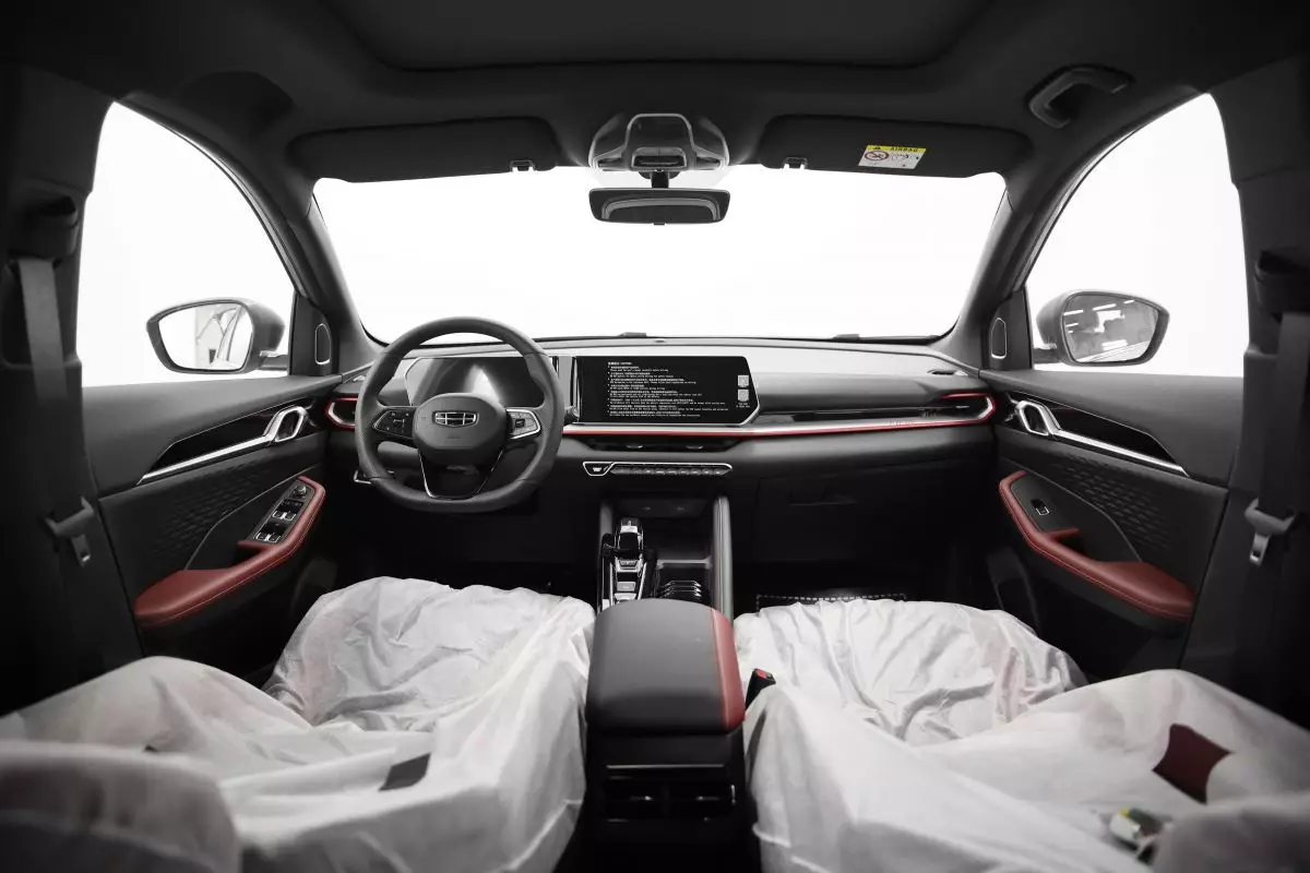Автосалон: Geely Coolray