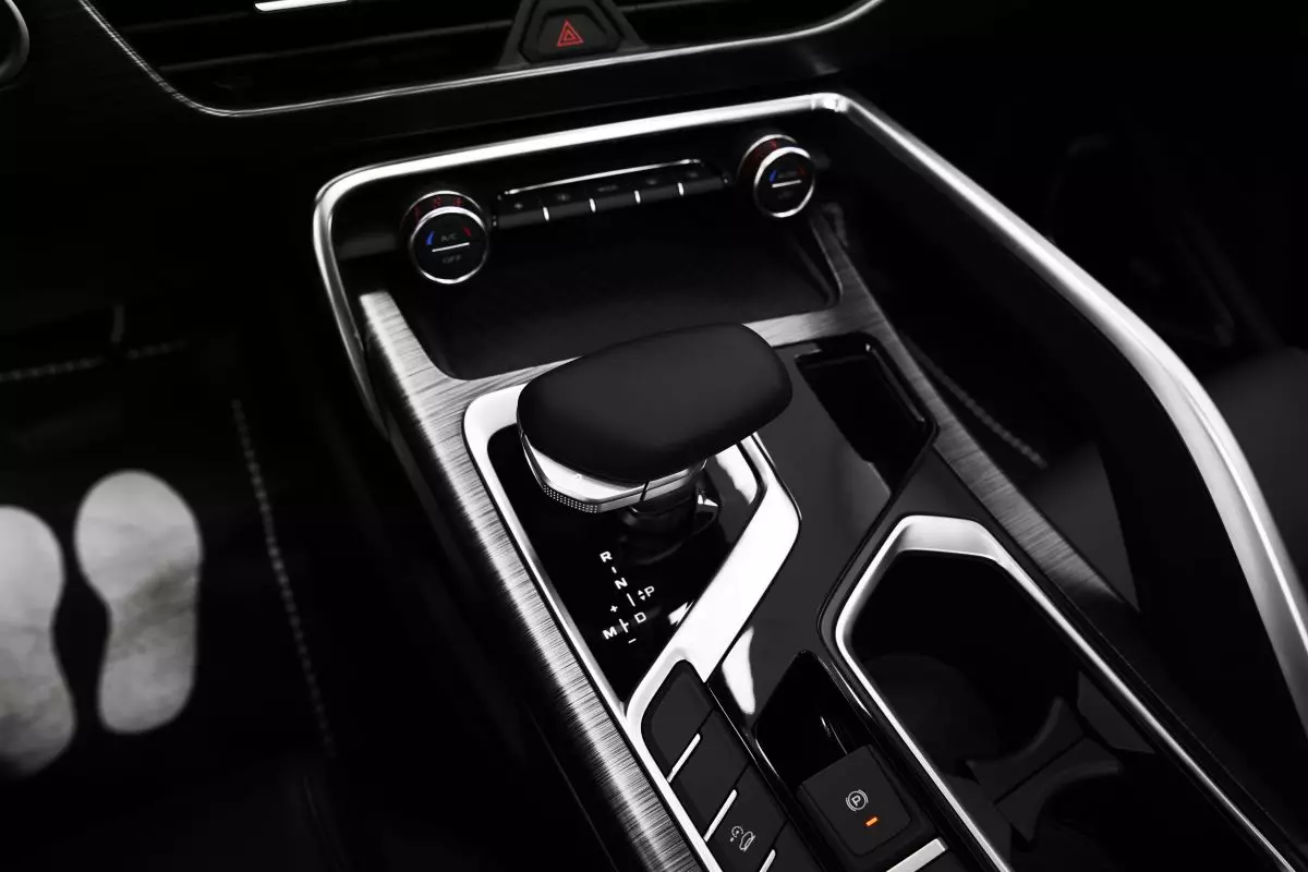 Автосалон: Geely Tugella New