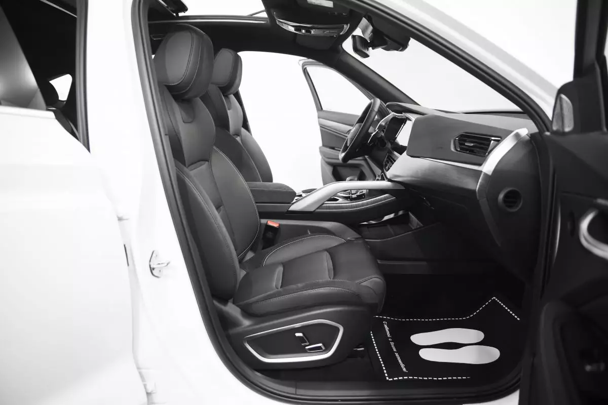 Автосалон: Geely Tugella New
