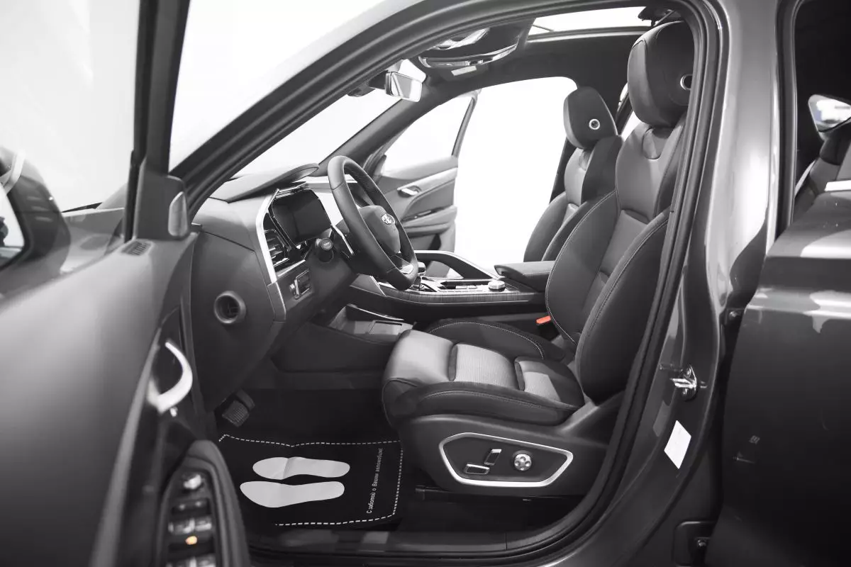 Автосалон: Geely Tugella New
