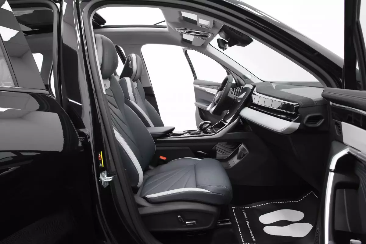 Автосалон: Geely Atlas New