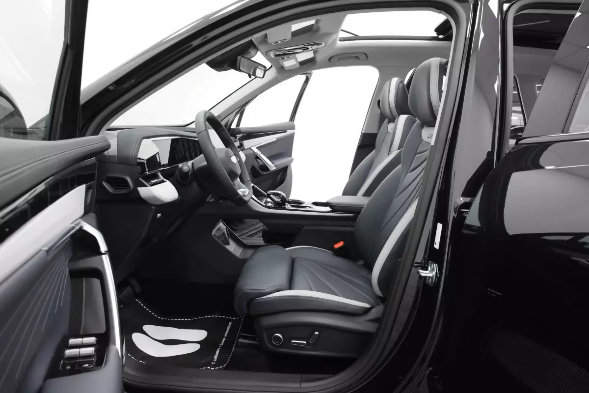 Автосалон: Geely Atlas New