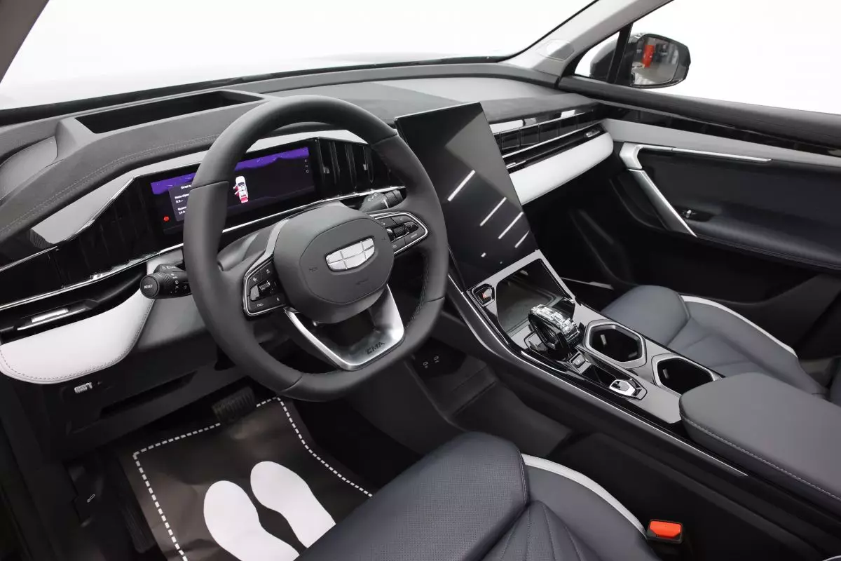 Автосалон: Geely Atlas New