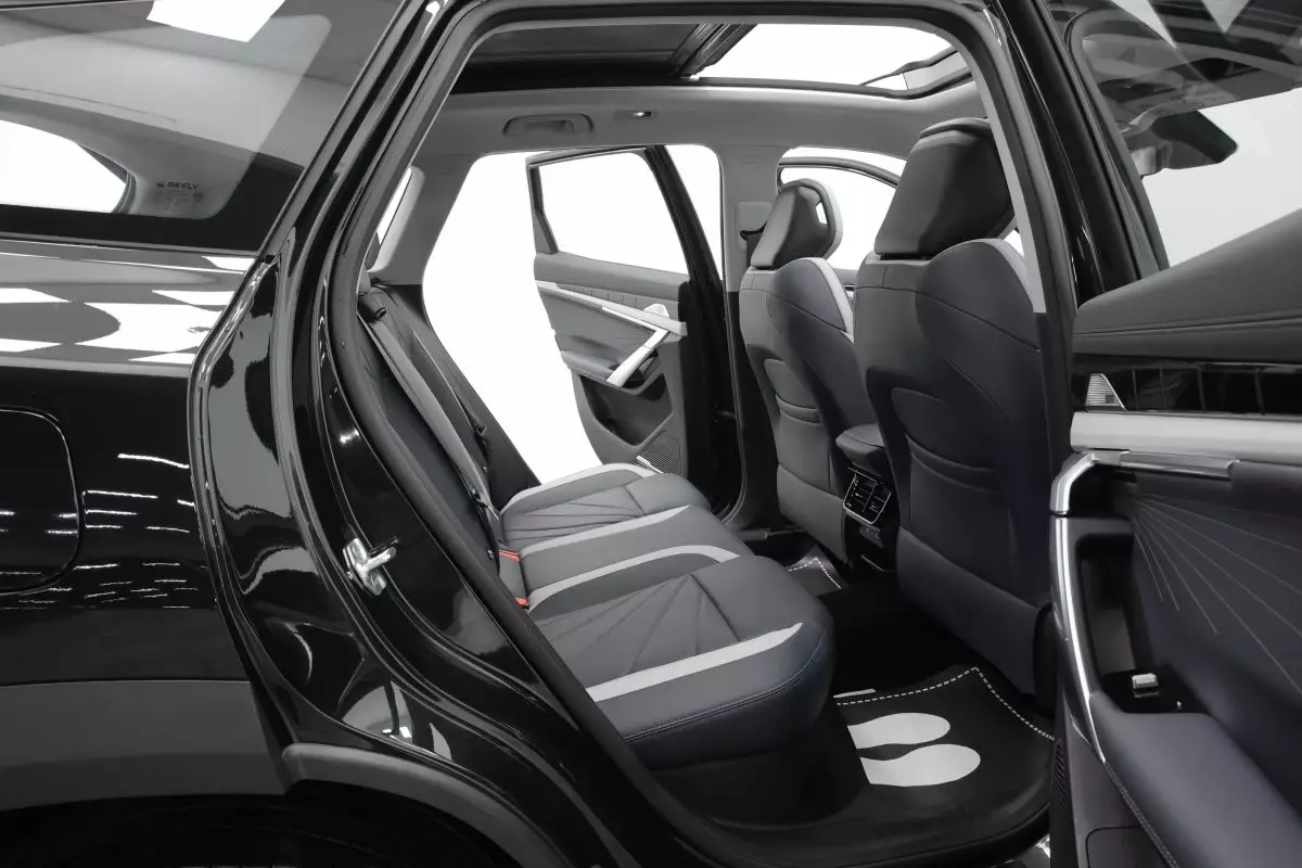 Автосалон: Geely Atlas New