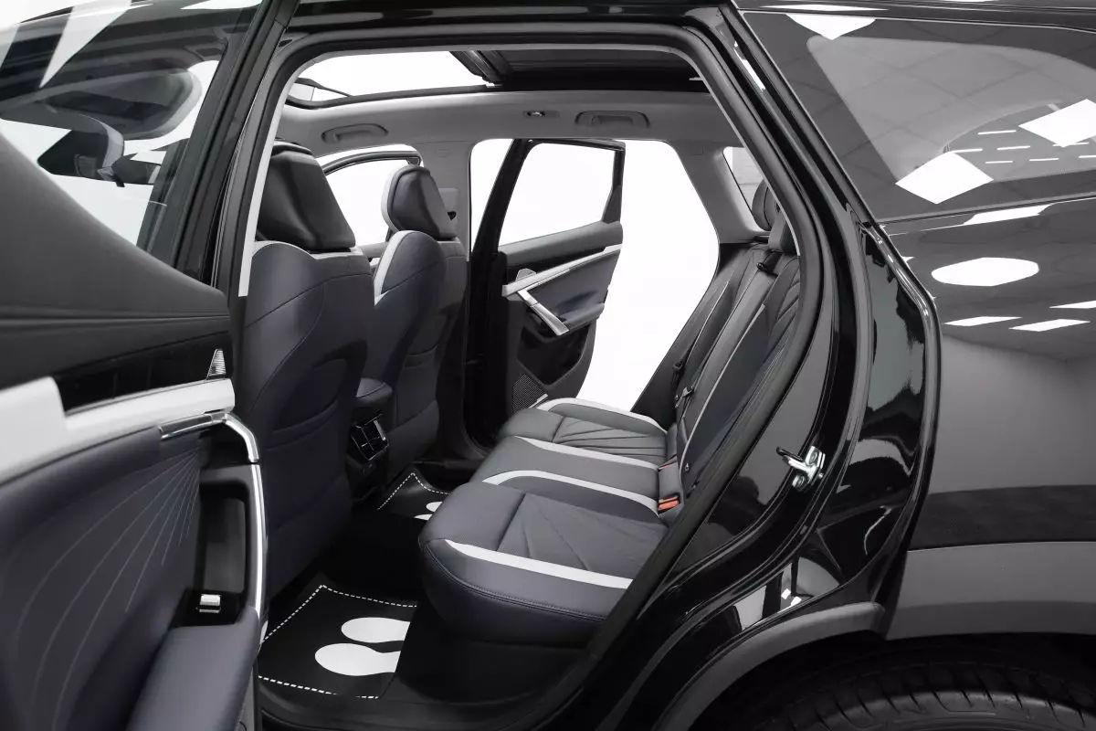 Автосалон: Geely Atlas New