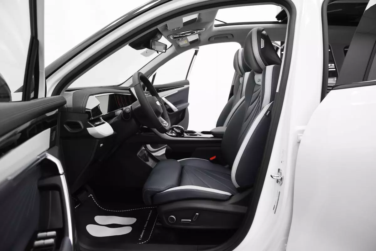 Автосалон: Geely Atlas New