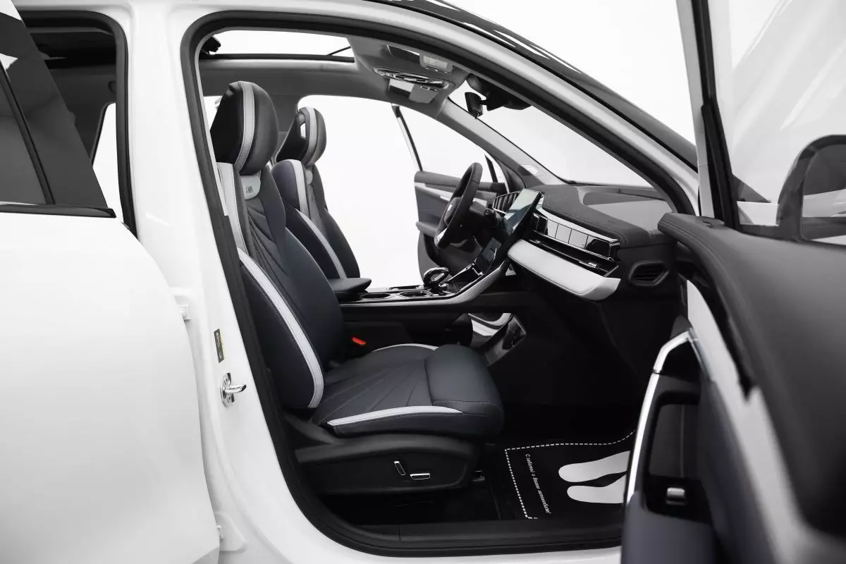 Автосалон: Geely Atlas New
