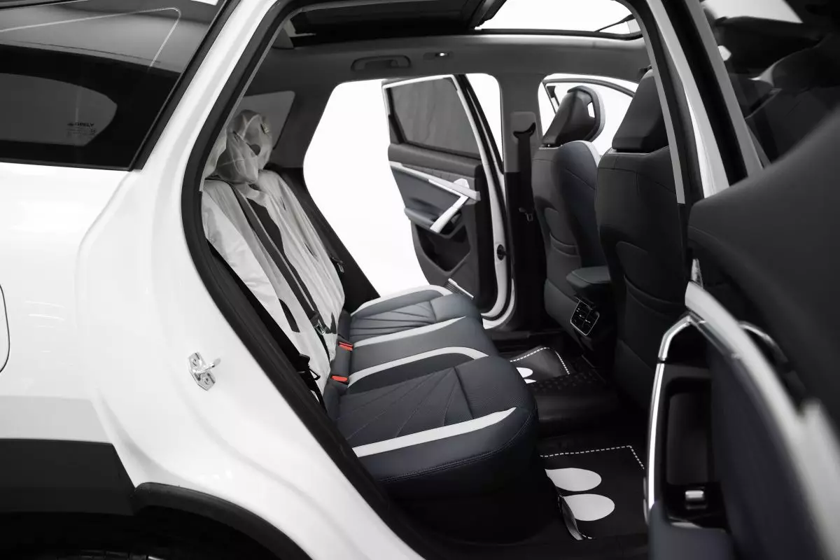 Автосалон: Geely Atlas New