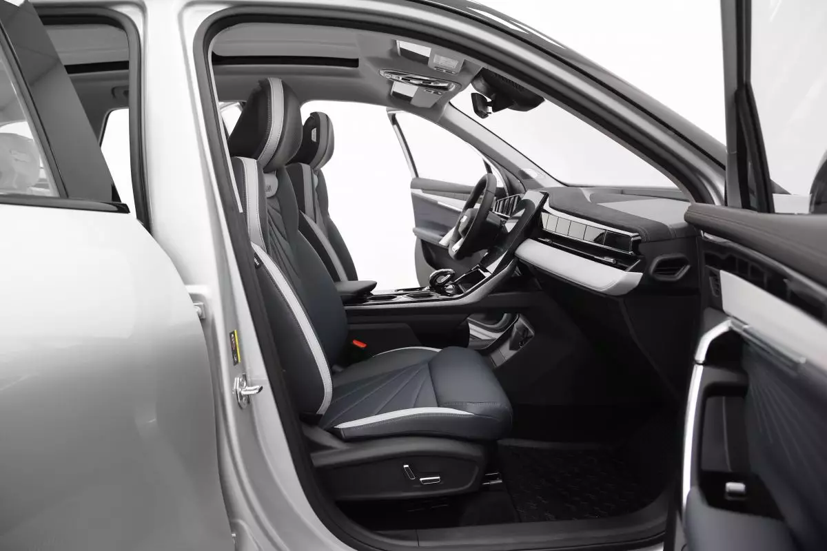 Автосалон: Geely Atlas New