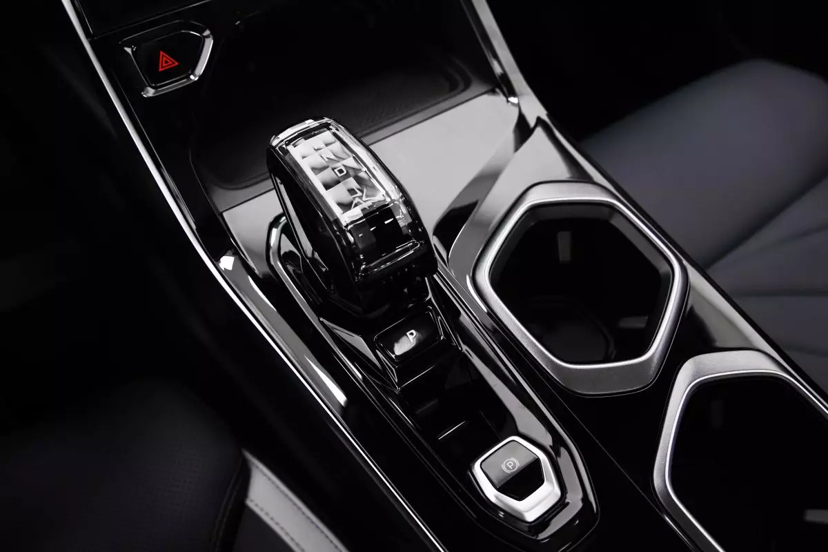Автосалон: Geely Atlas New
