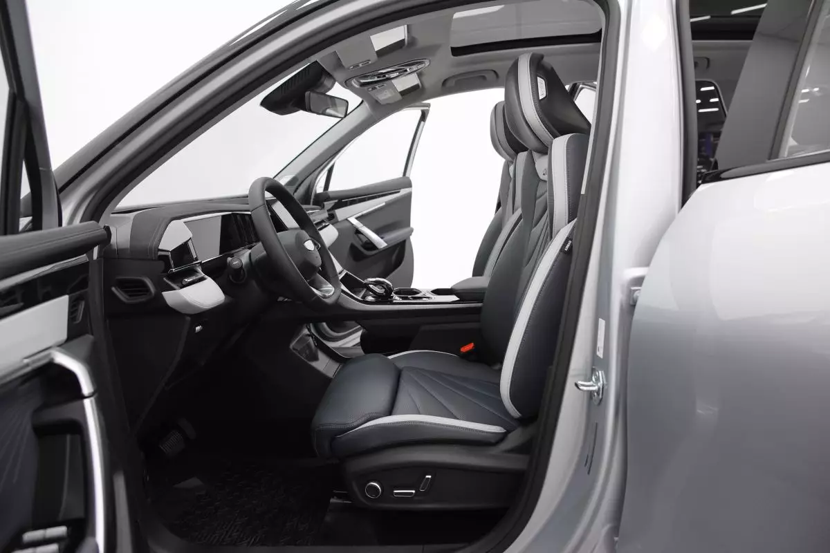 Автосалон: Geely Atlas New