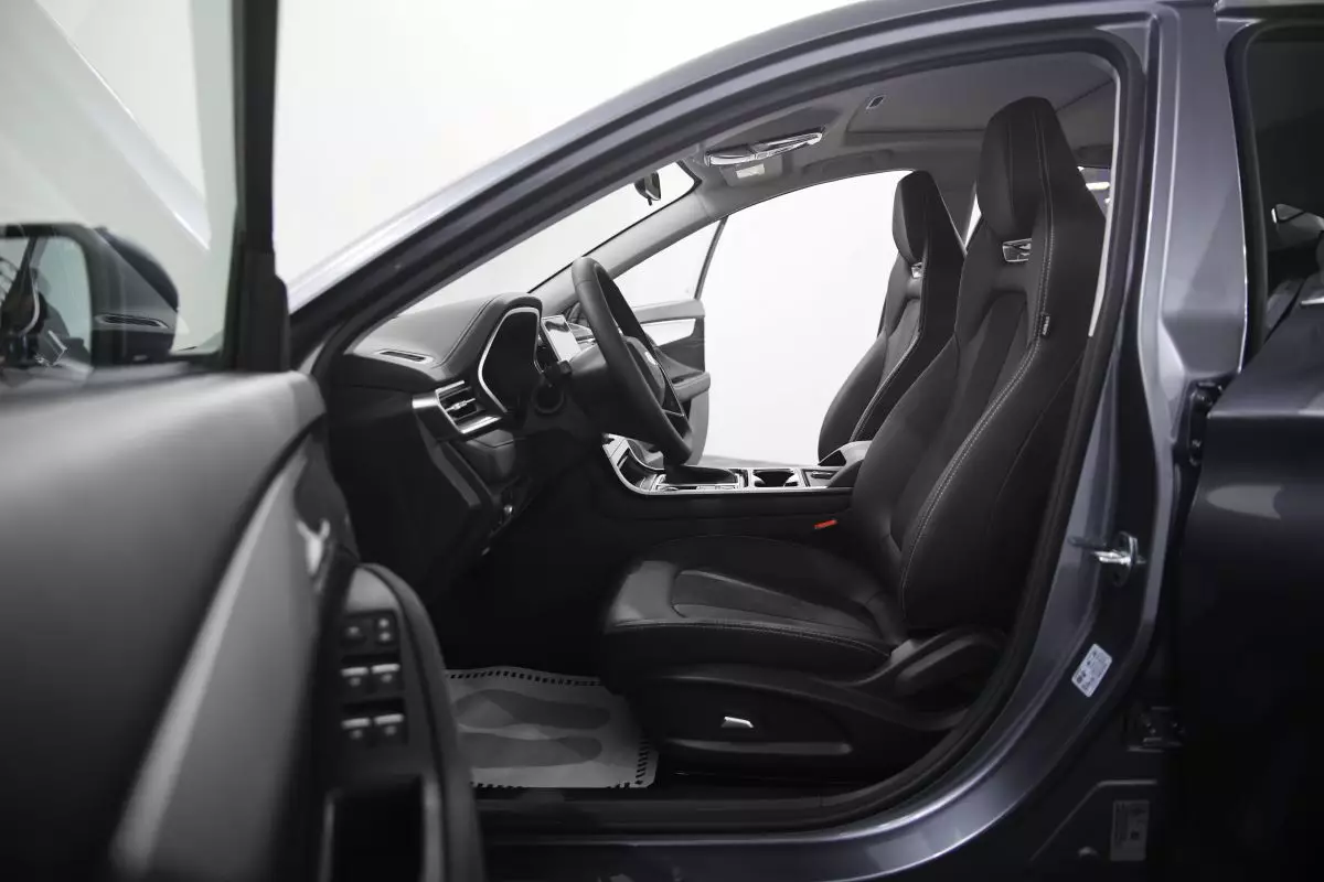 Автосалон: Moskvich 6