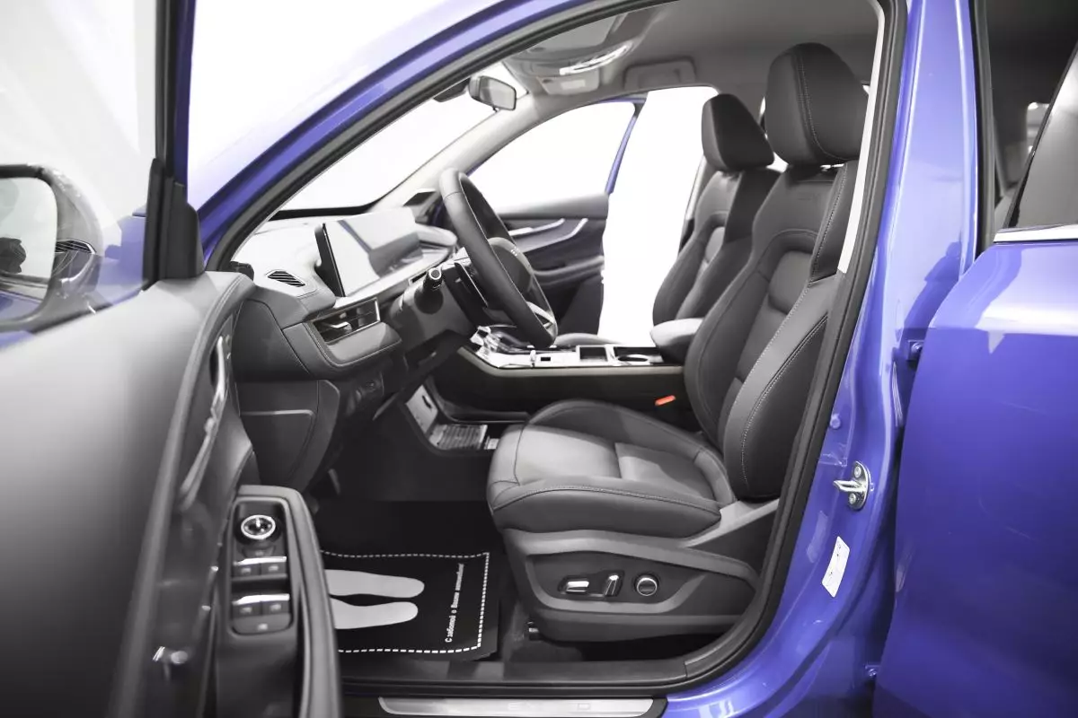 Автосалон: Exeed LX