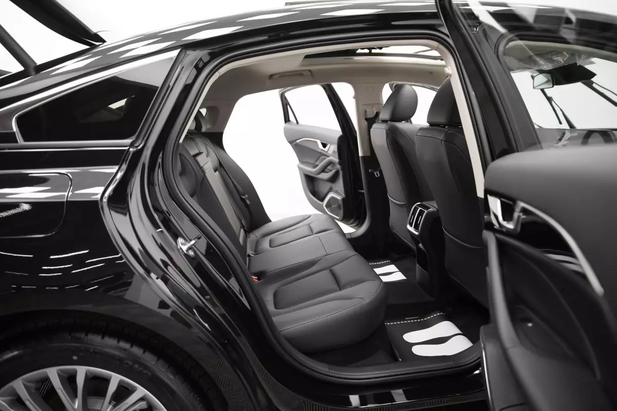 Автосалон: Bestune B70 New
