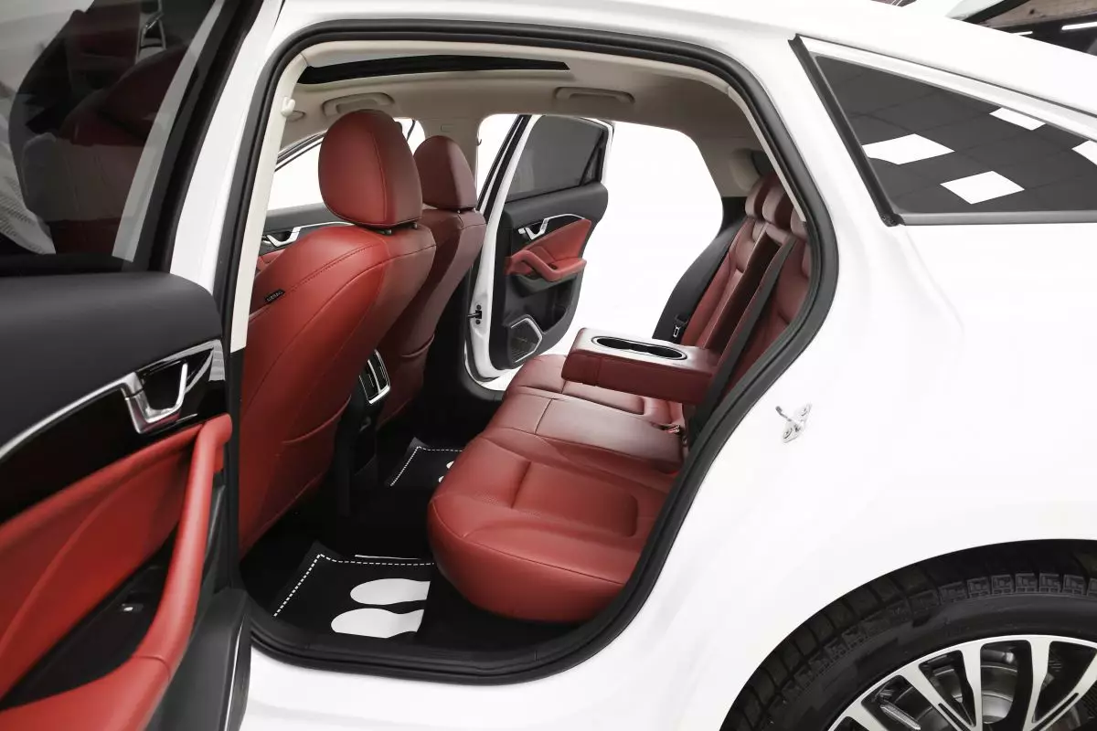 Автосалон: Bestune B70