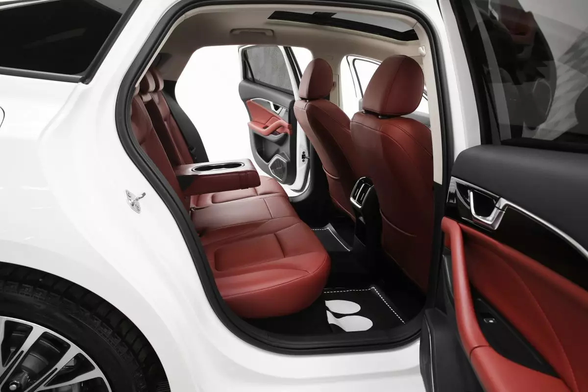 Автосалон: Bestune B70
