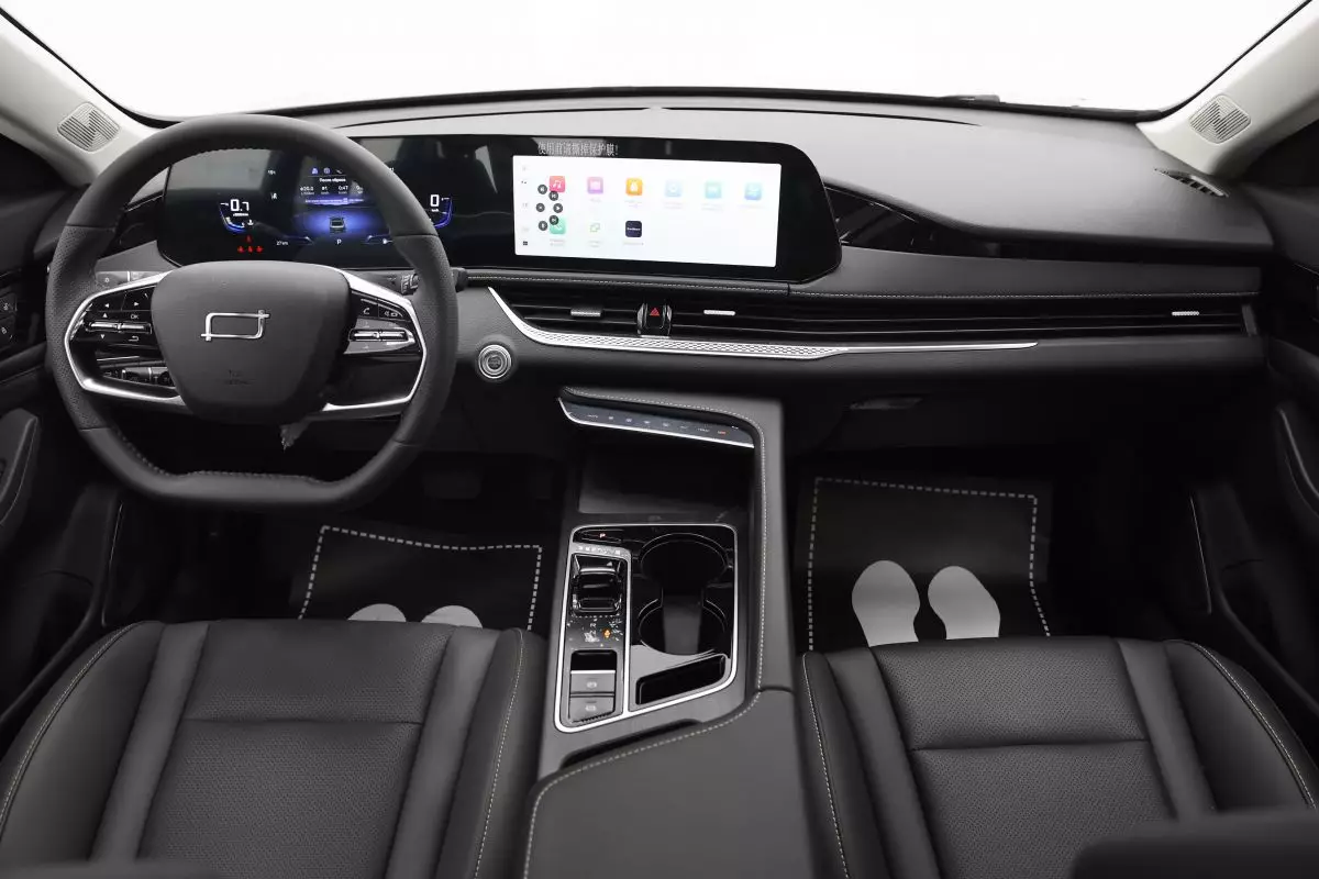 Автосалон: Bestune B70 New