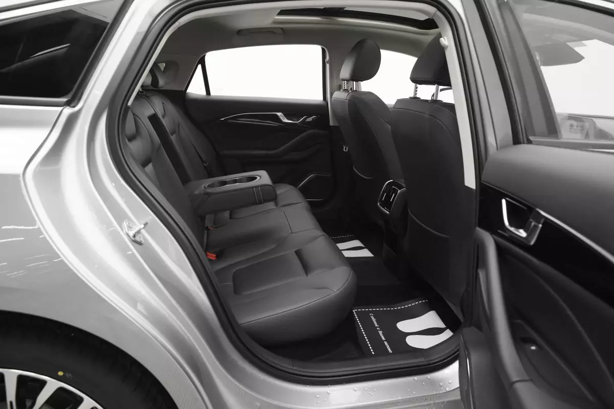 Автосалон: Bestune B70 New