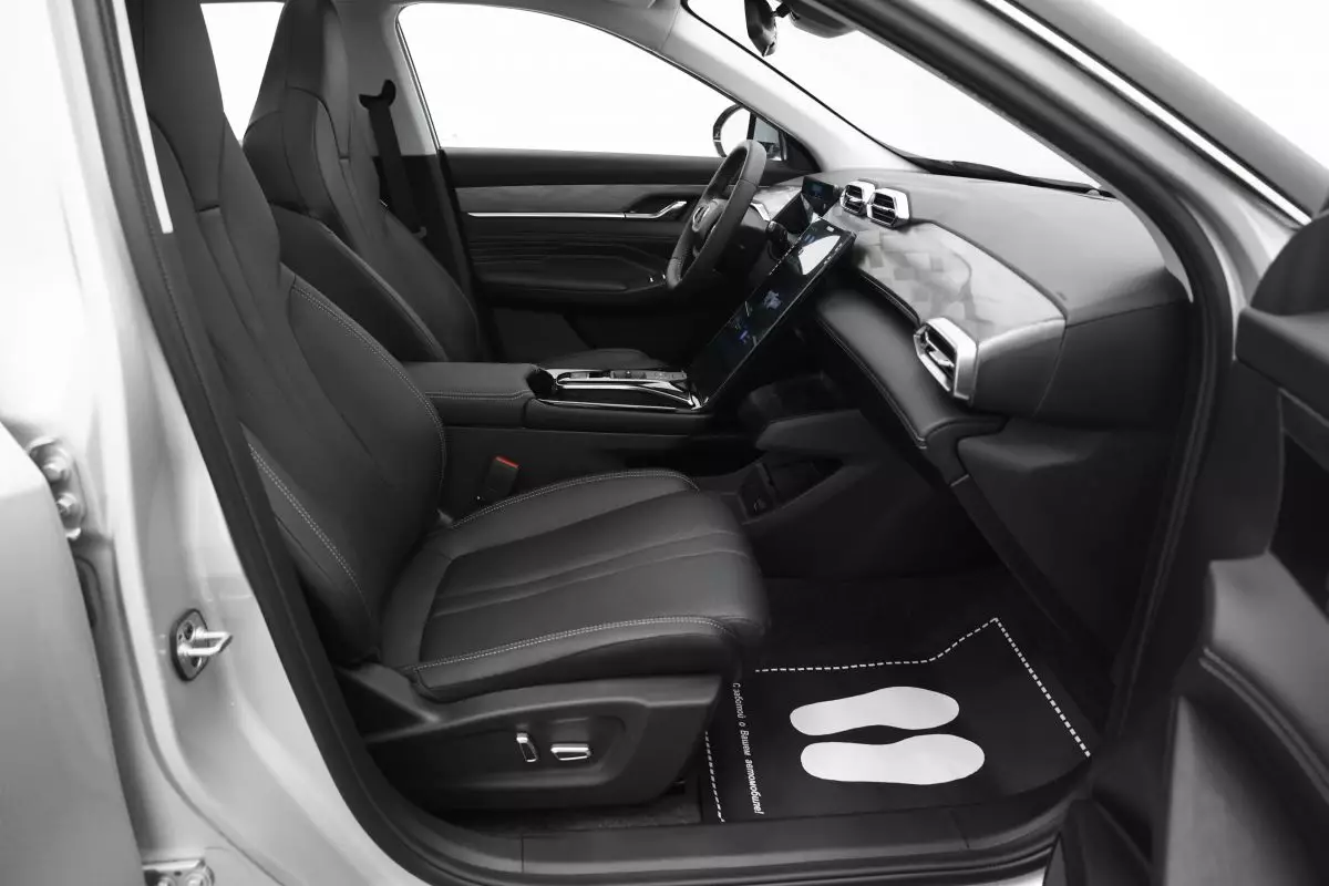Автосалон: Dongfeng Mage