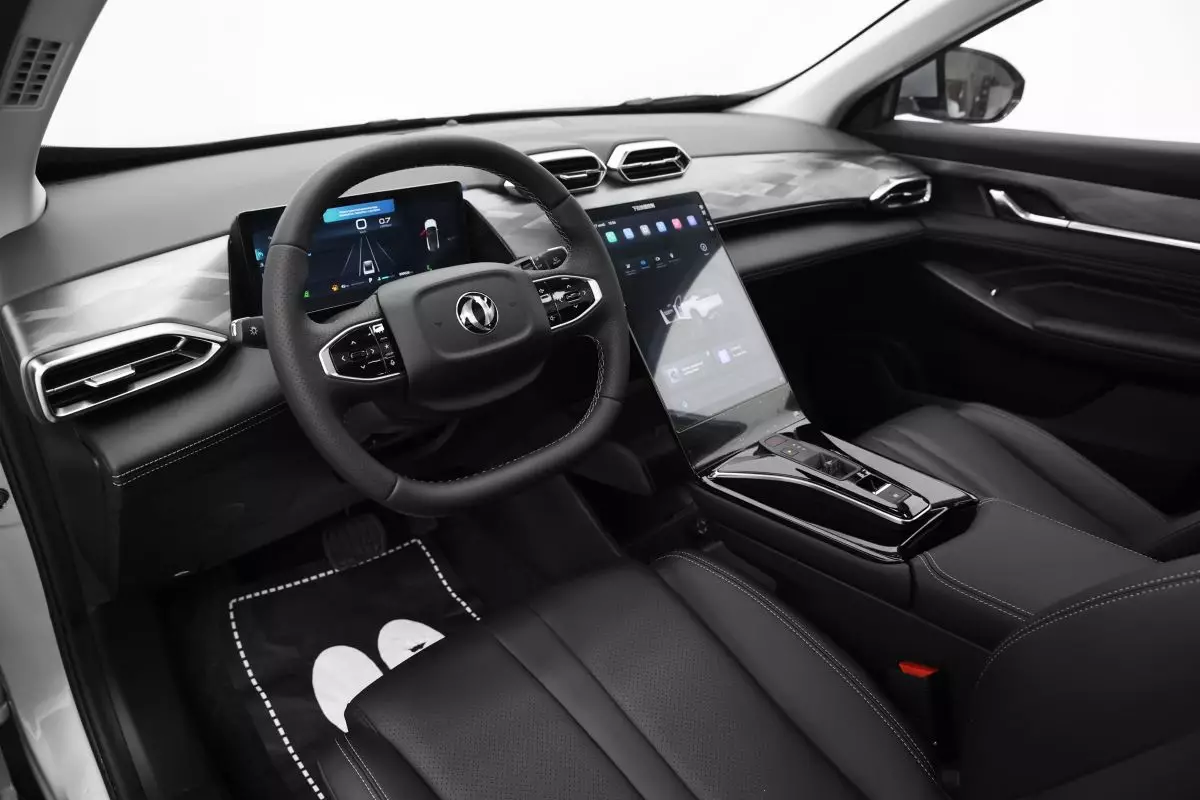 Автосалон: Dongfeng Mage