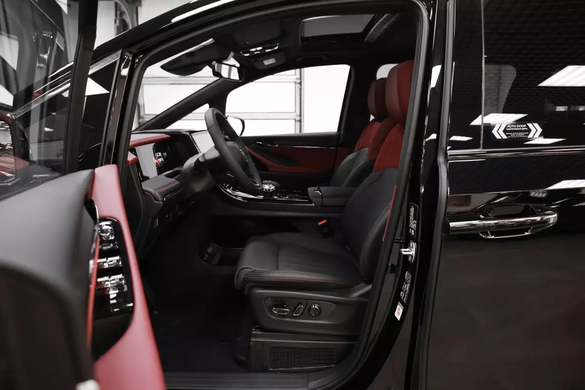 Автосалон: Gac M8