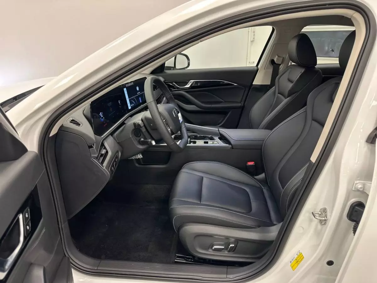 Автосалон: Bestune B70 New