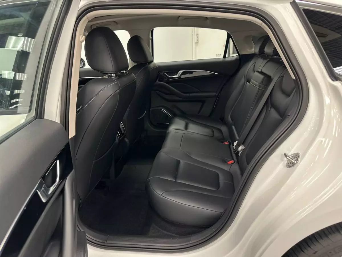 Автосалон: Bestune B70 New