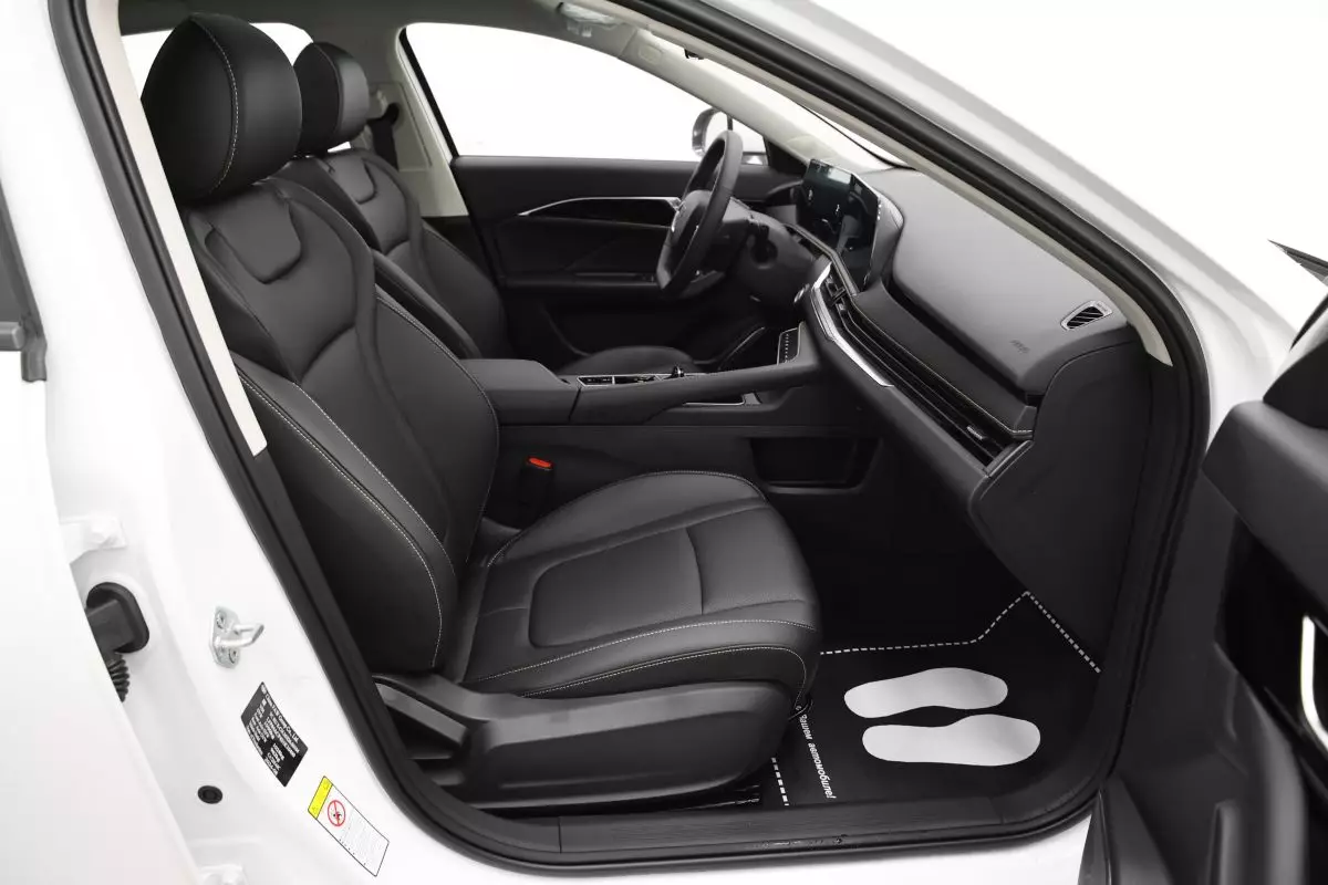 Автосалон: Bestune B70 New