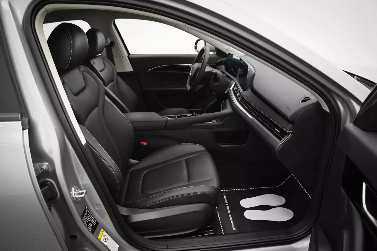 Автосалон: Bestune B70 New